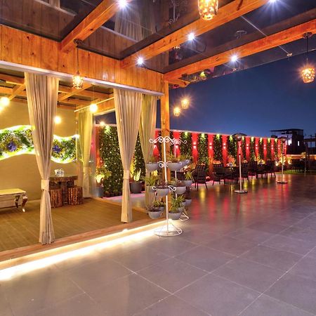 Newly Built Gold The Royal With Rooftop Restaurant - 2Mins Walk From New Delhi Rail Station & 5Mins From Connaught Place Bagian luar foto
