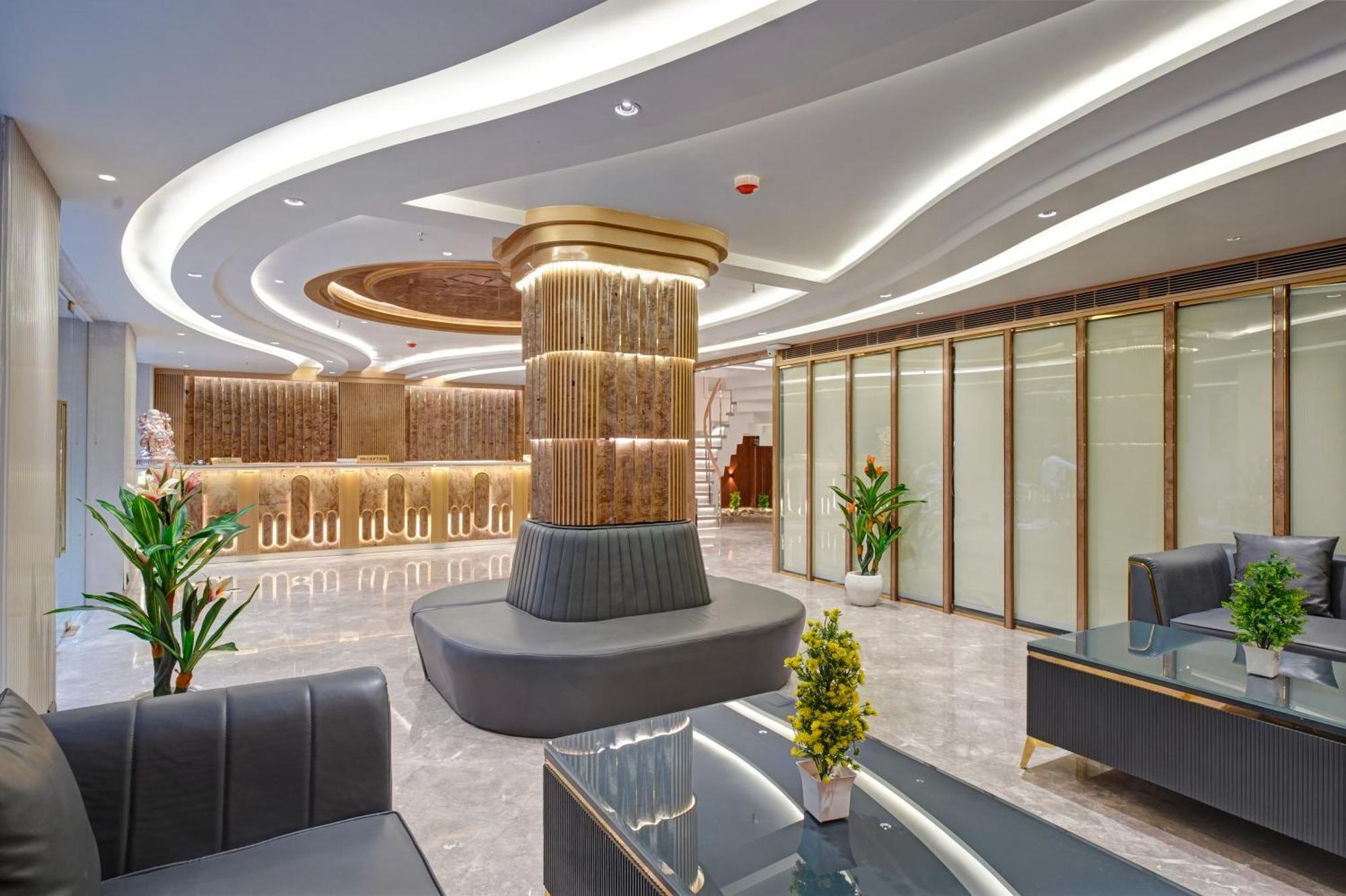 Newly Built Gold The Royal With Rooftop Restaurant - 2Mins Walk From New Delhi Rail Station & 5Mins From Connaught Place Bagian luar foto