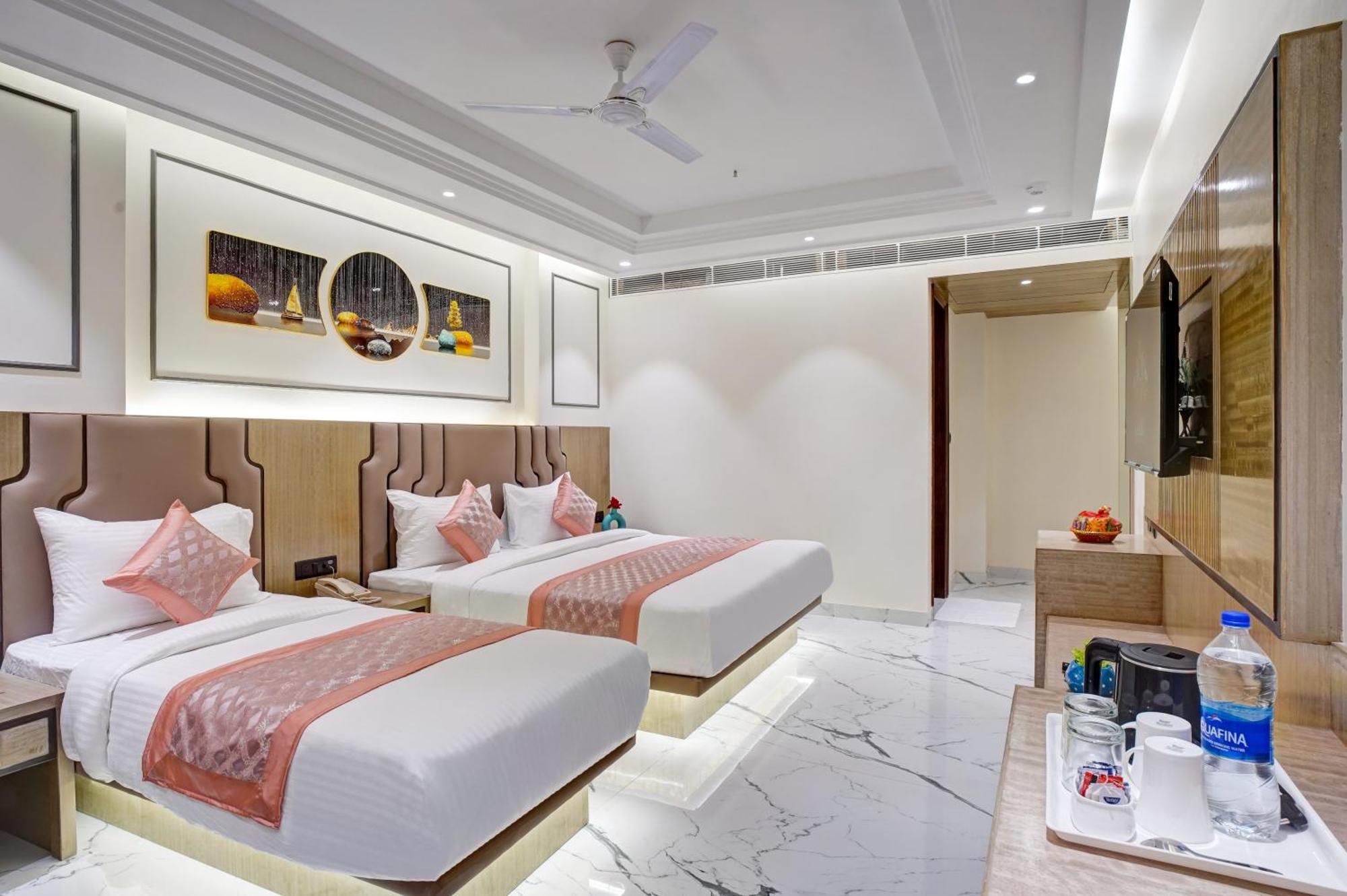 Newly Built Gold The Royal With Rooftop Restaurant - 2Mins Walk From New Delhi Rail Station & 5Mins From Connaught Place Bagian luar foto