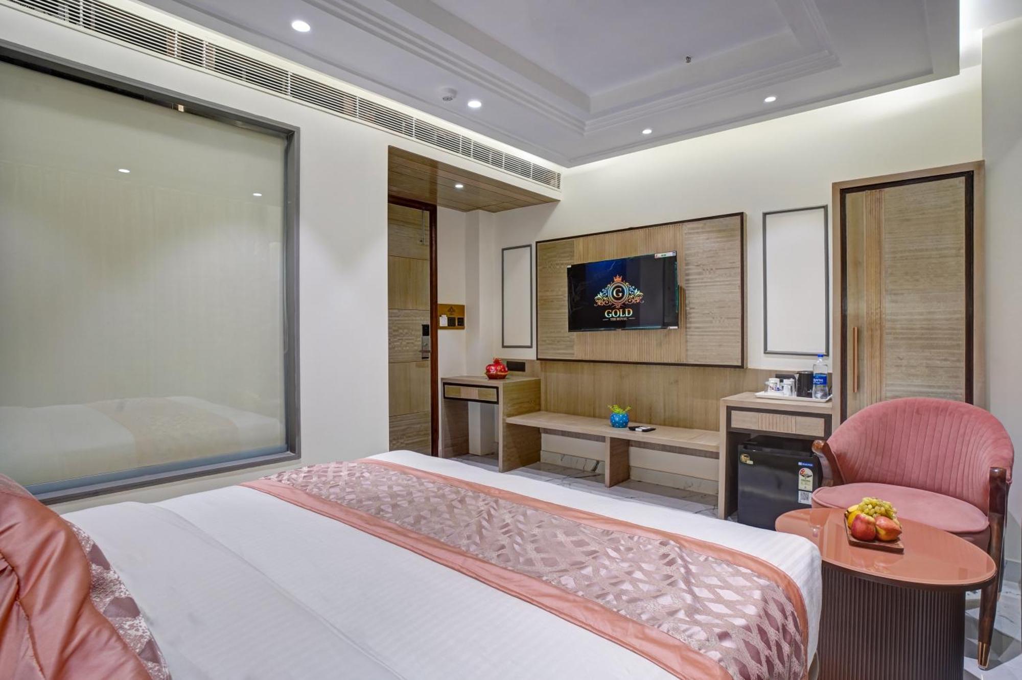 Newly Built Gold The Royal With Rooftop Restaurant - 2Mins Walk From New Delhi Rail Station & 5Mins From Connaught Place Bagian luar foto
