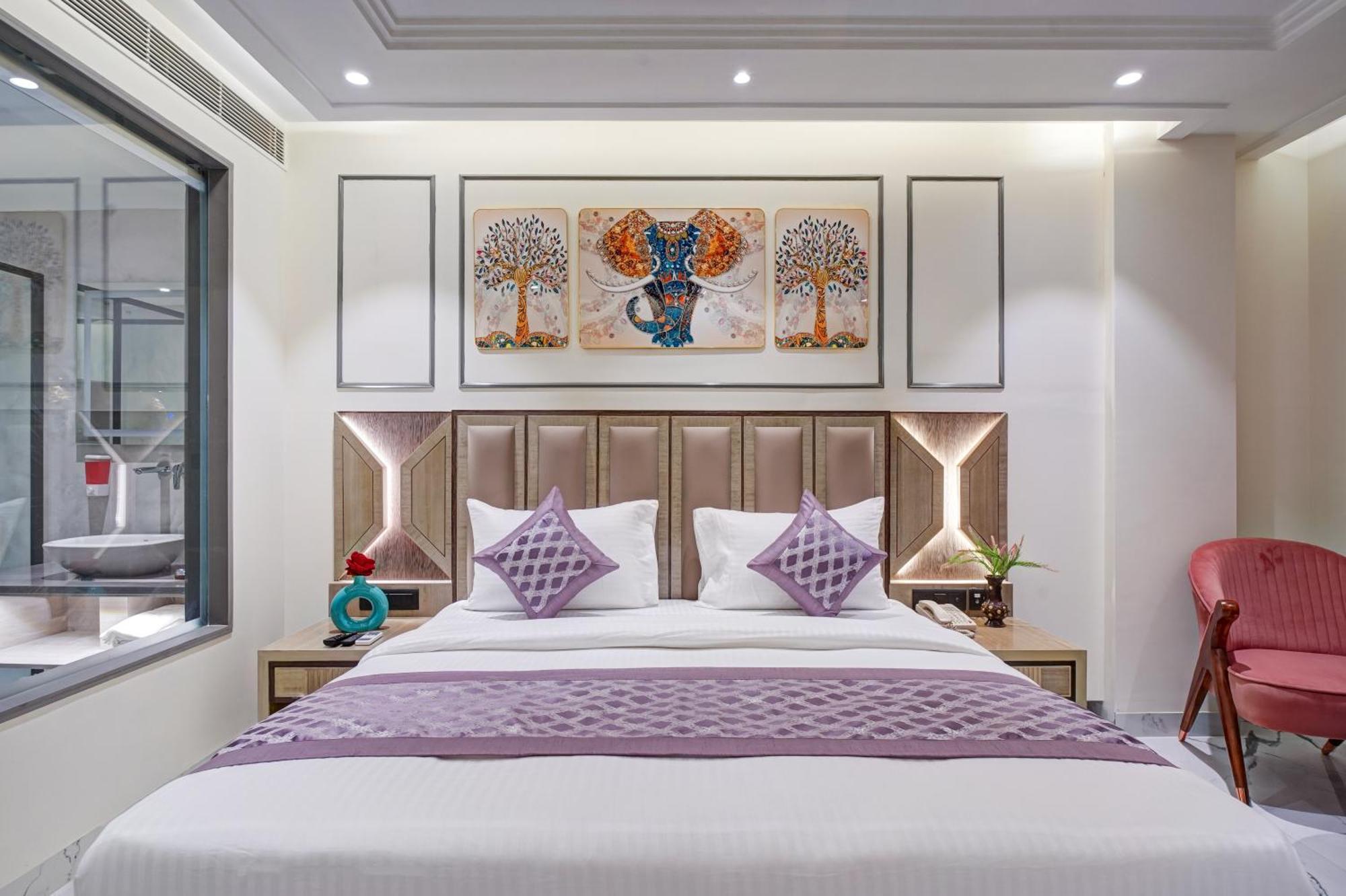 Newly Built Gold The Royal With Rooftop Restaurant - 2Mins Walk From New Delhi Rail Station & 5Mins From Connaught Place Bagian luar foto