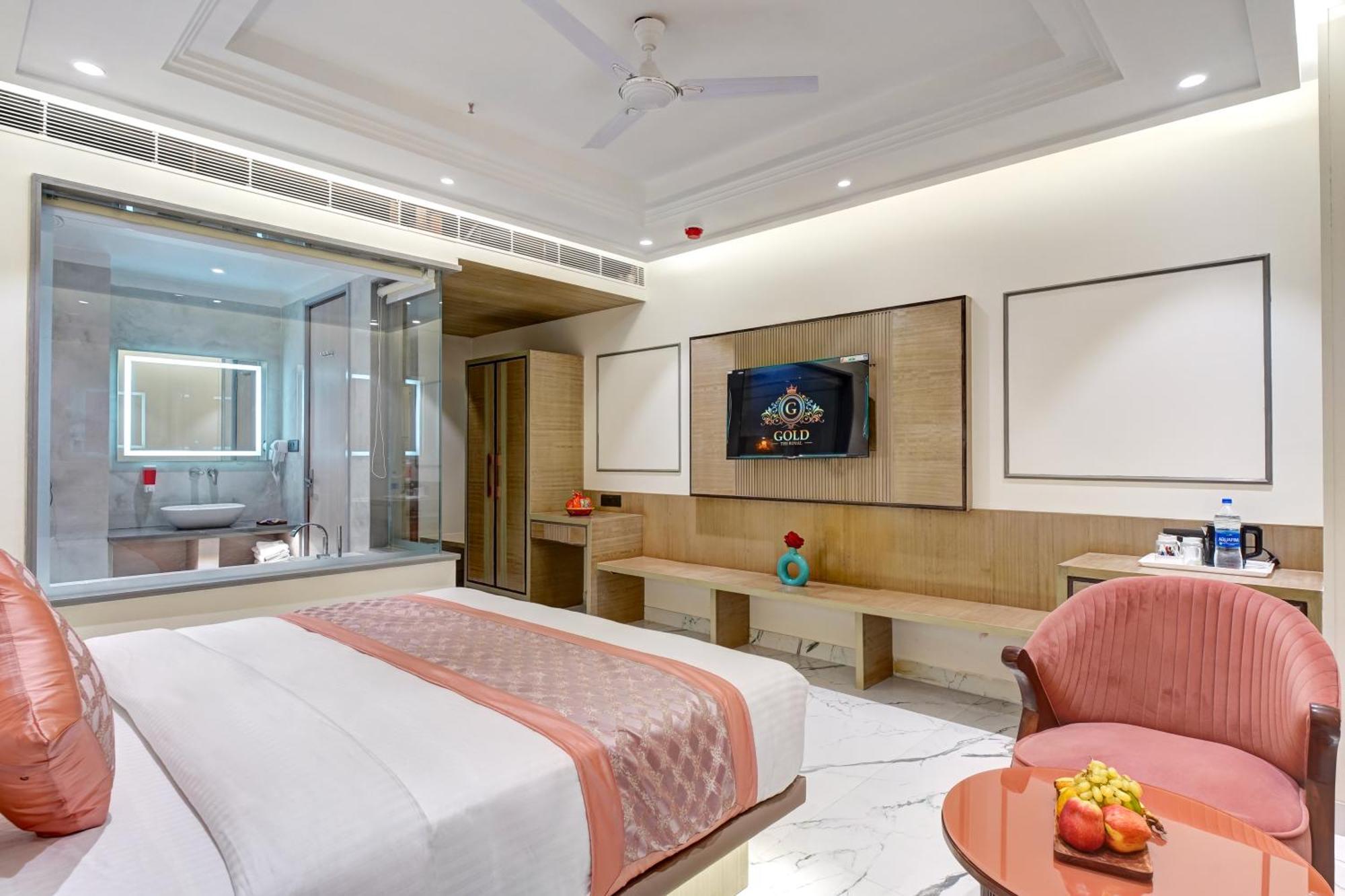 Newly Built Gold The Royal With Rooftop Restaurant - 2Mins Walk From New Delhi Rail Station & 5Mins From Connaught Place Bagian luar foto