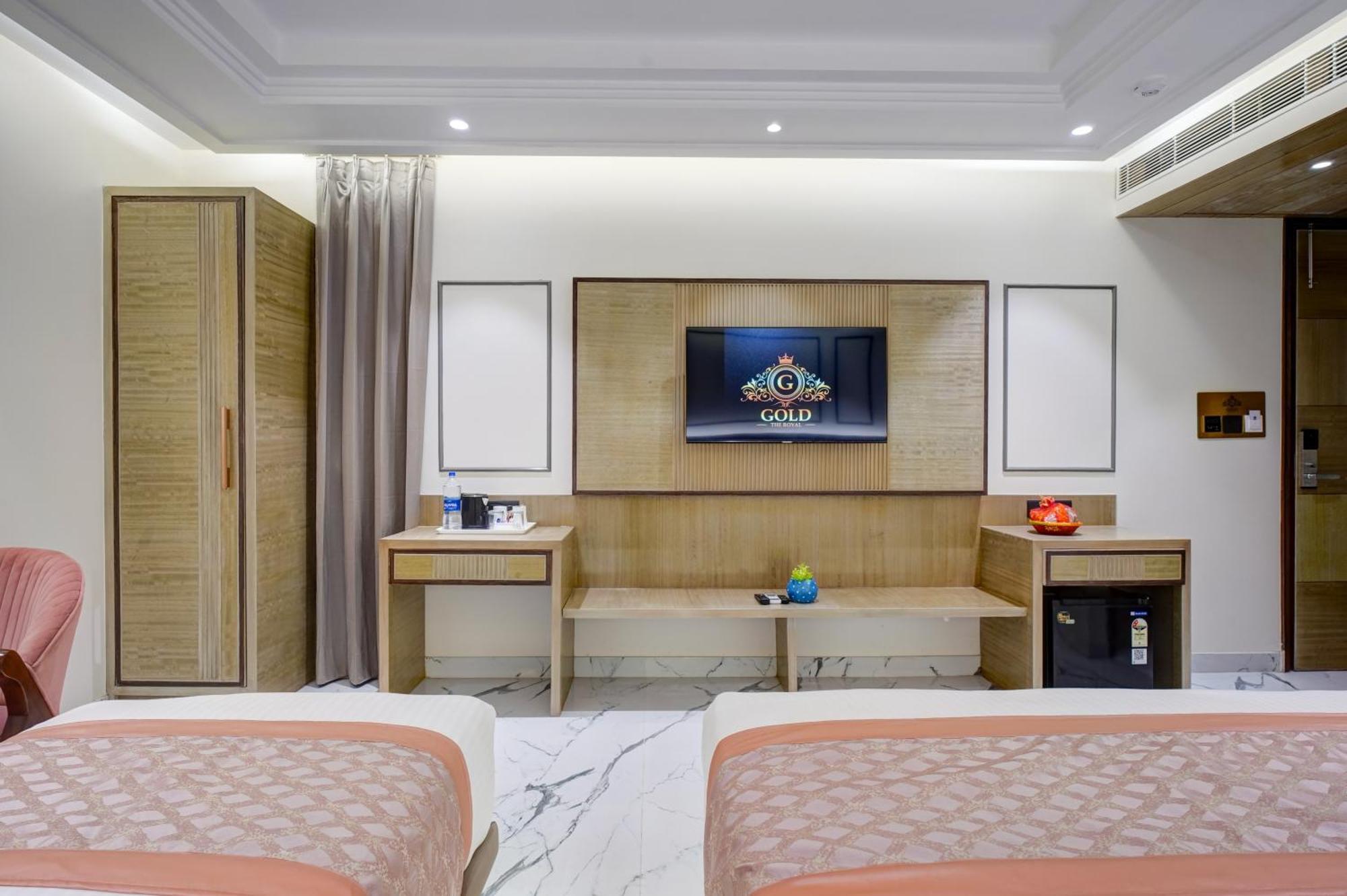 Newly Built Gold The Royal With Rooftop Restaurant - 2Mins Walk From New Delhi Rail Station & 5Mins From Connaught Place Bagian luar foto