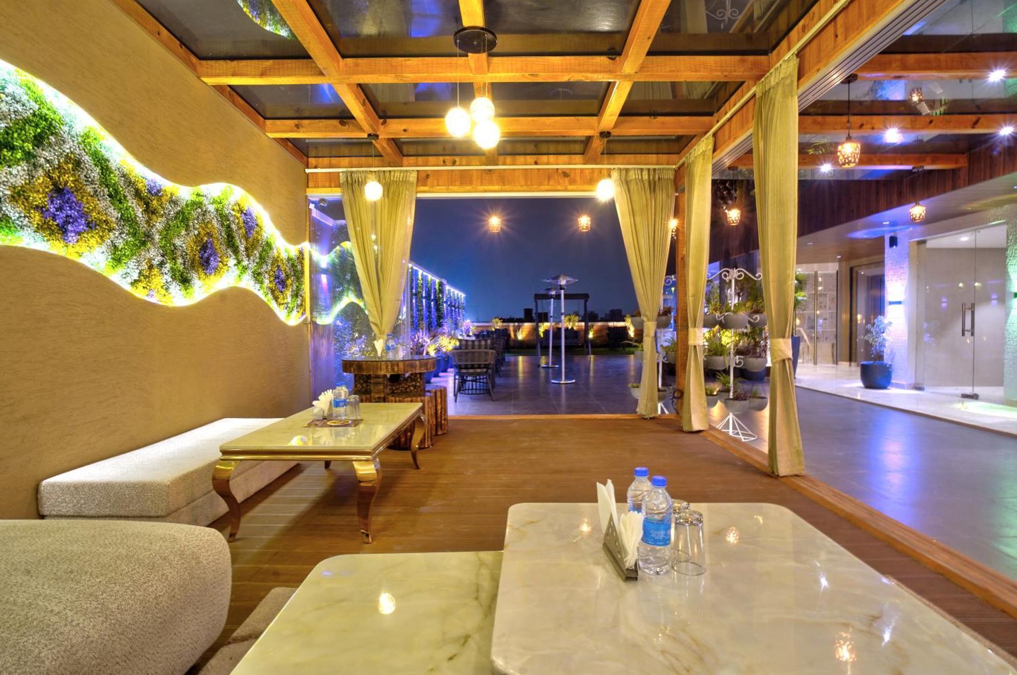 Newly Built Gold The Royal With Rooftop Restaurant - 2Mins Walk From New Delhi Rail Station & 5Mins From Connaught Place Bagian luar foto