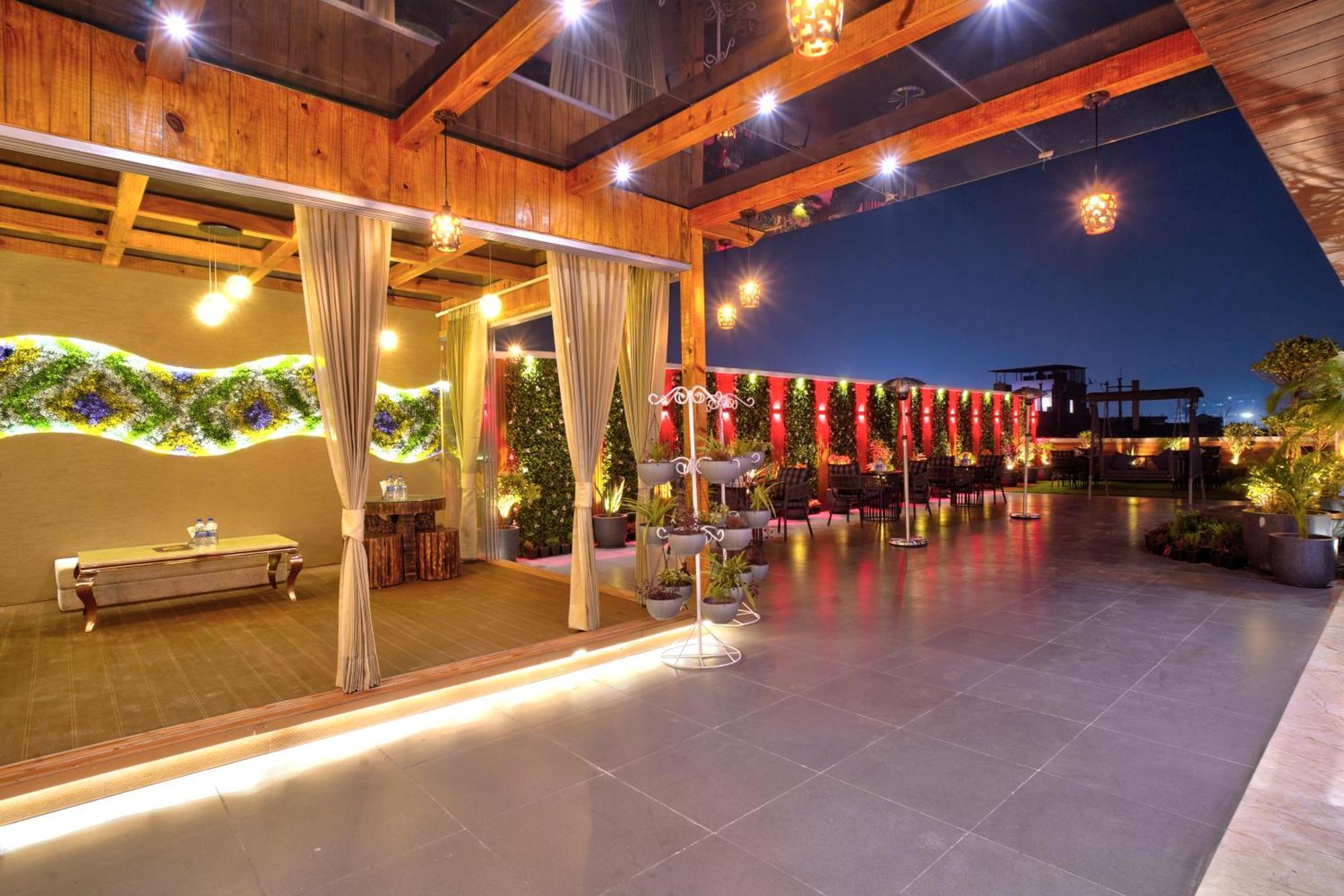 Newly Built Gold The Royal With Rooftop Restaurant - 2Mins Walk From New Delhi Rail Station & 5Mins From Connaught Place Bagian luar foto