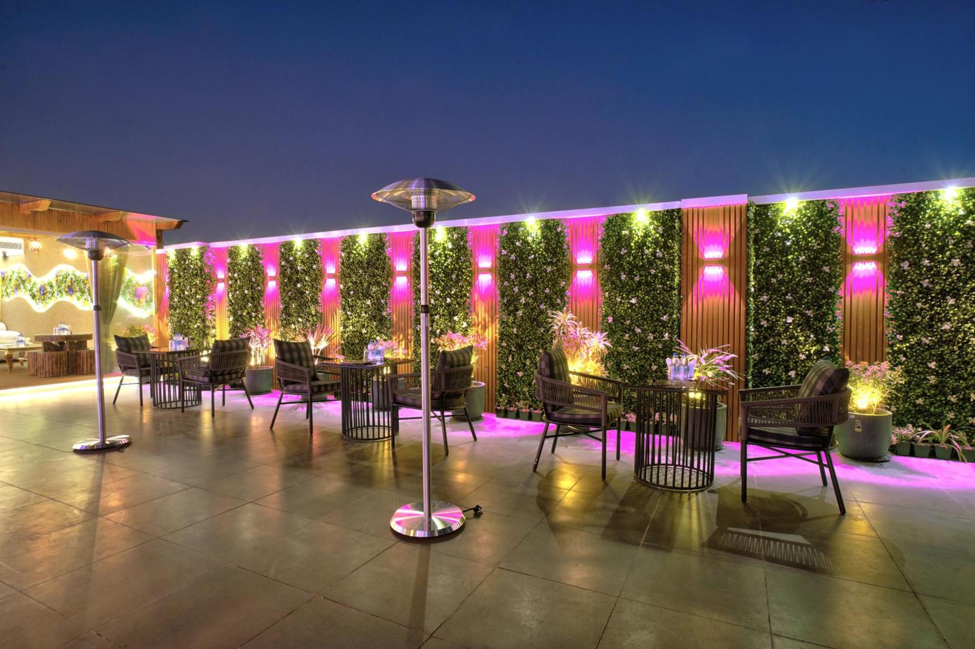 Newly Built Gold The Royal With Rooftop Restaurant - 2Mins Walk From New Delhi Rail Station & 5Mins From Connaught Place Bagian luar foto