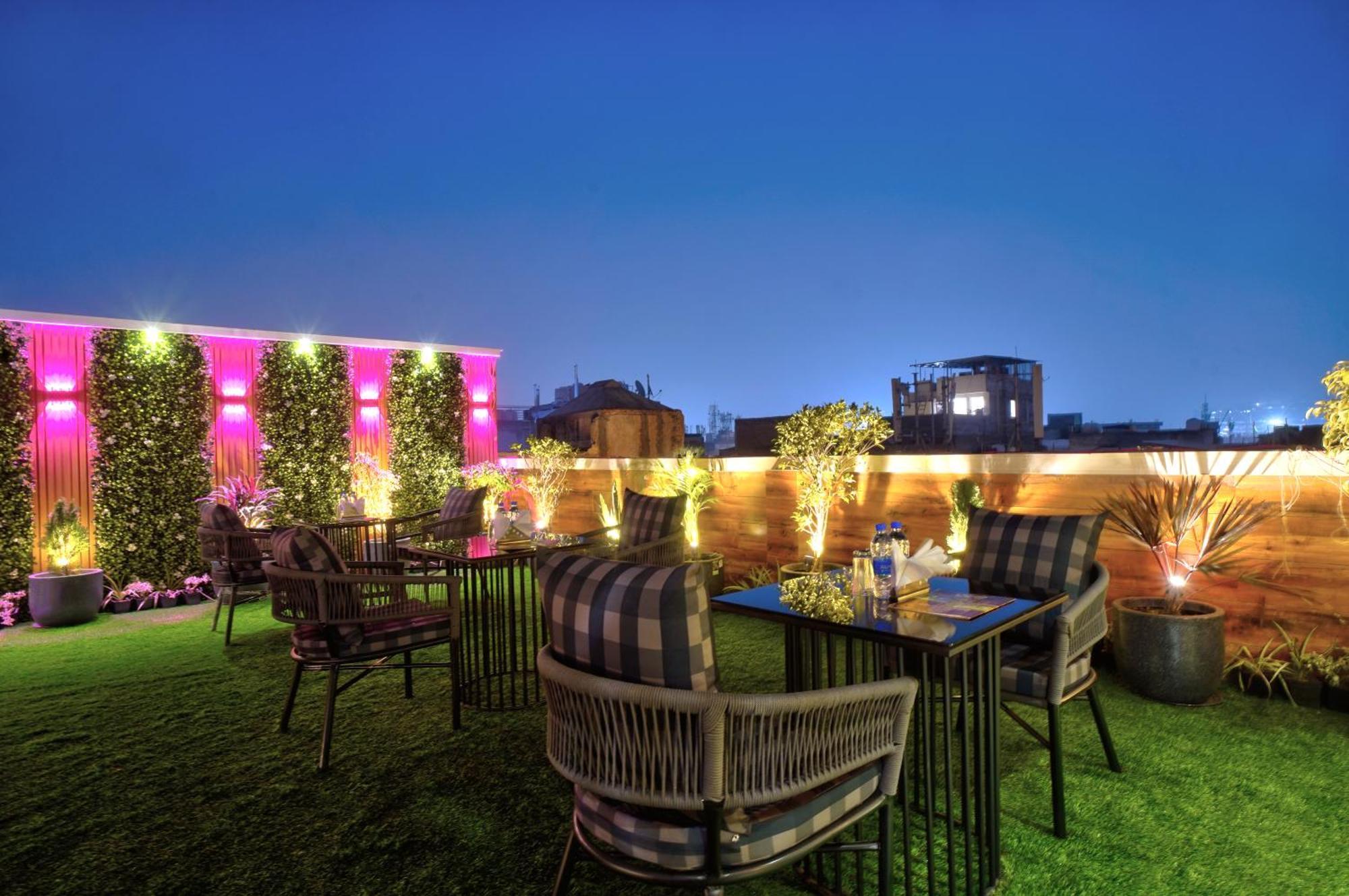 Newly Built Gold The Royal With Rooftop Restaurant - 2Mins Walk From New Delhi Rail Station & 5Mins From Connaught Place Bagian luar foto