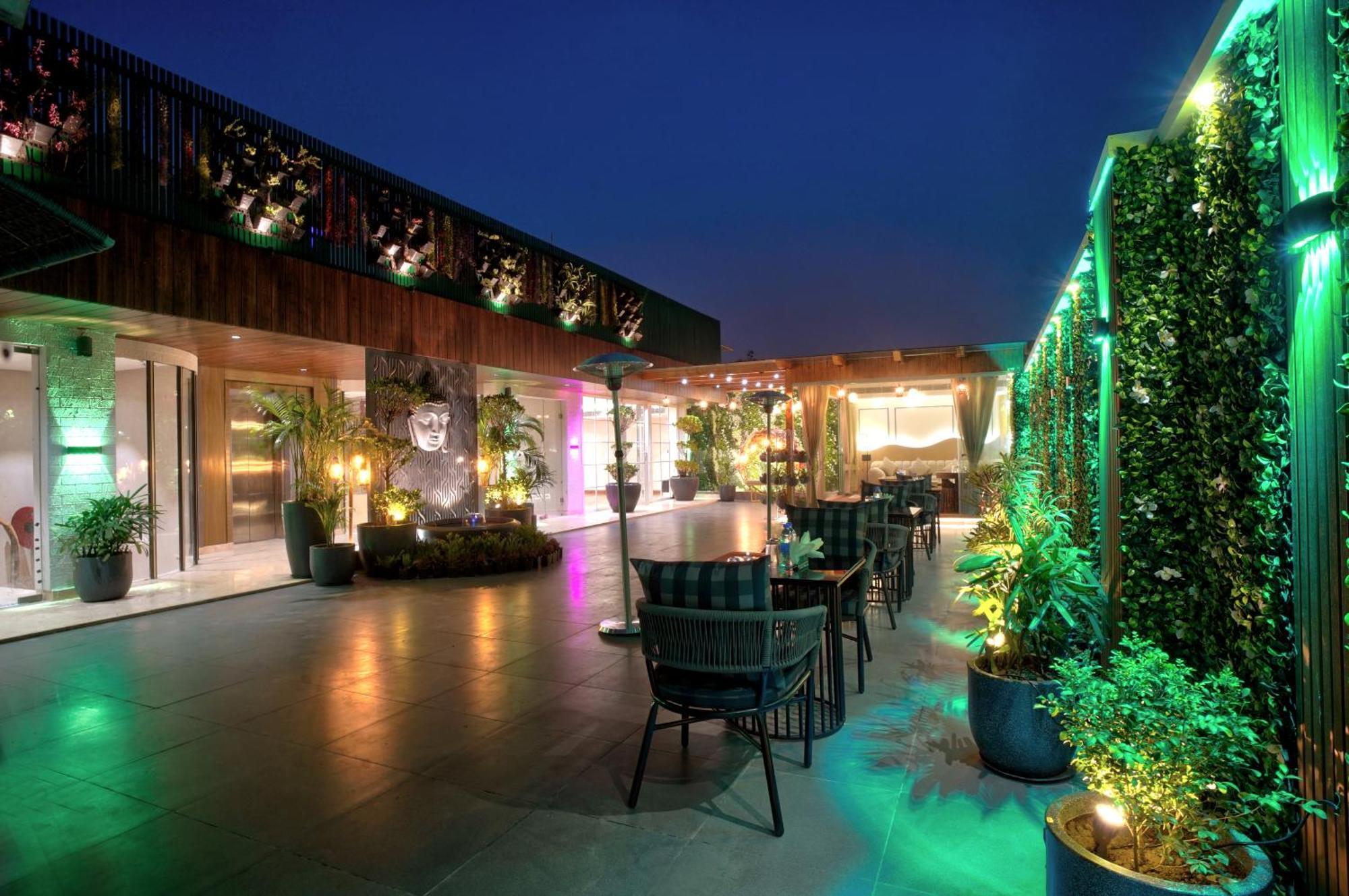 Newly Built Gold The Royal With Rooftop Restaurant - 2Mins Walk From New Delhi Rail Station & 5Mins From Connaught Place Bagian luar foto