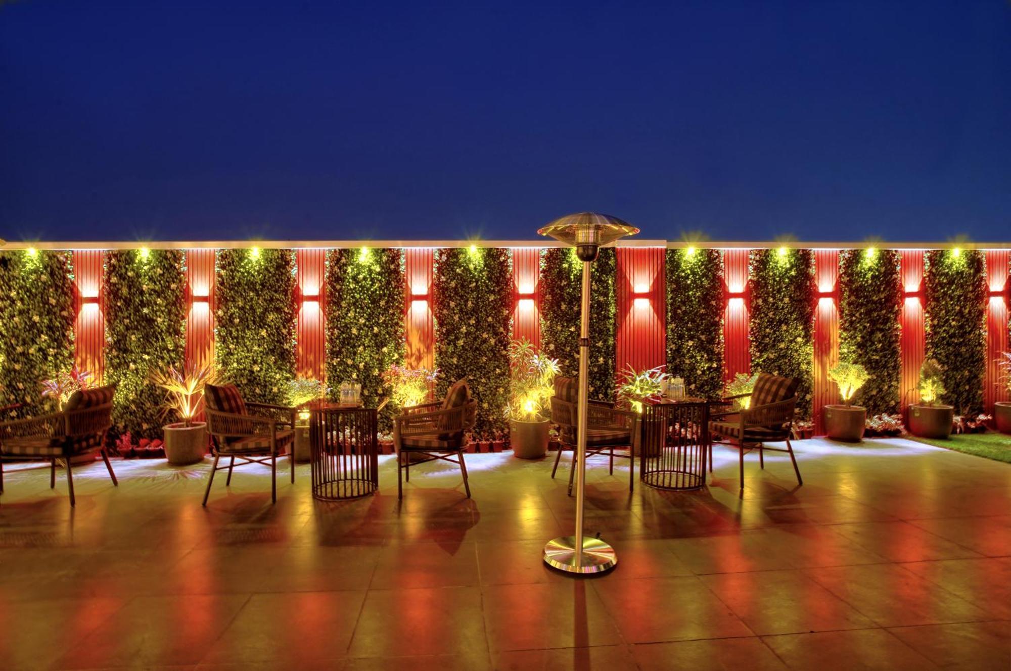 Newly Built Gold The Royal With Rooftop Restaurant - 2Mins Walk From New Delhi Rail Station & 5Mins From Connaught Place Bagian luar foto