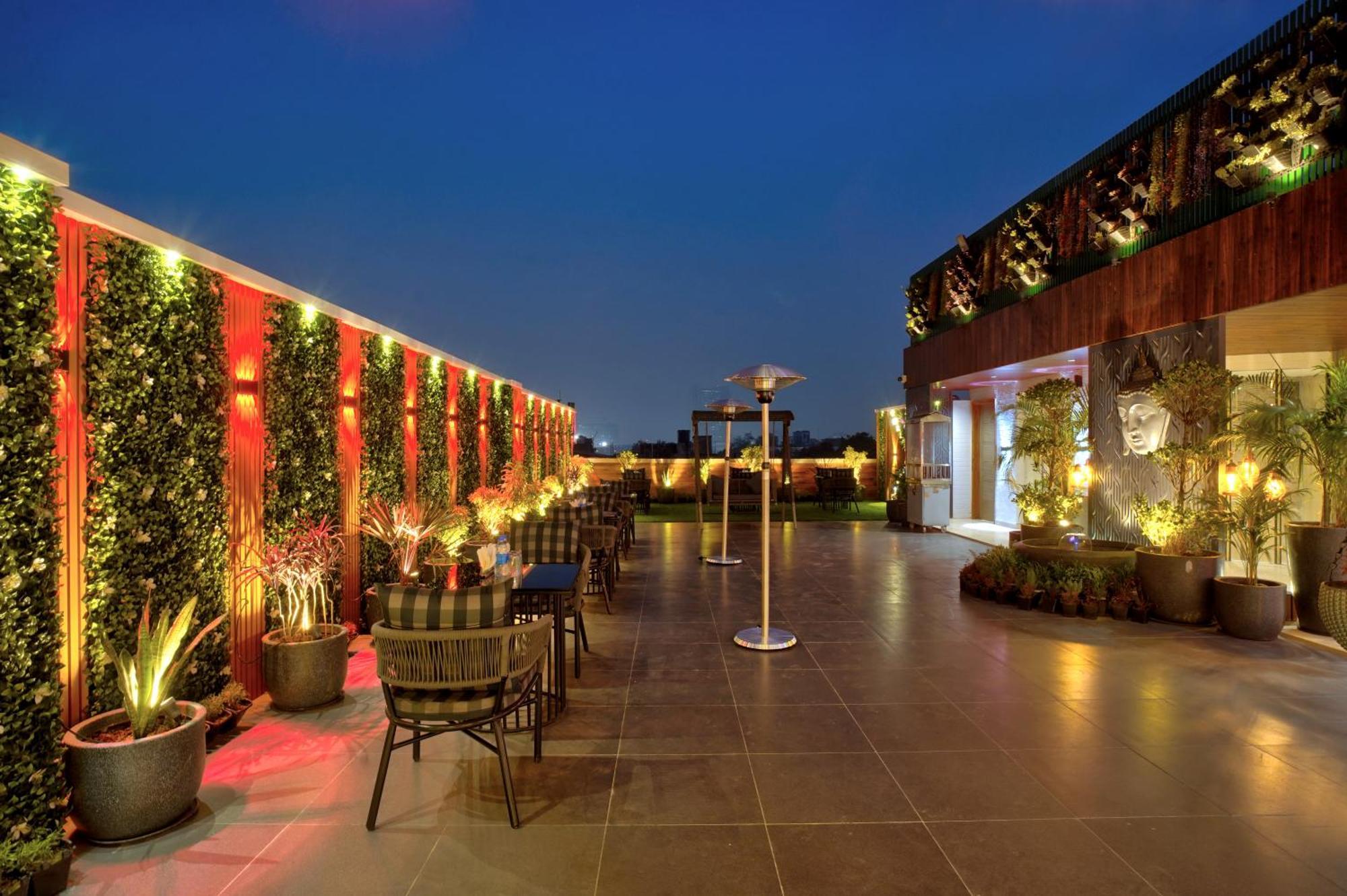 Newly Built Gold The Royal With Rooftop Restaurant - 2Mins Walk From New Delhi Rail Station & 5Mins From Connaught Place Bagian luar foto