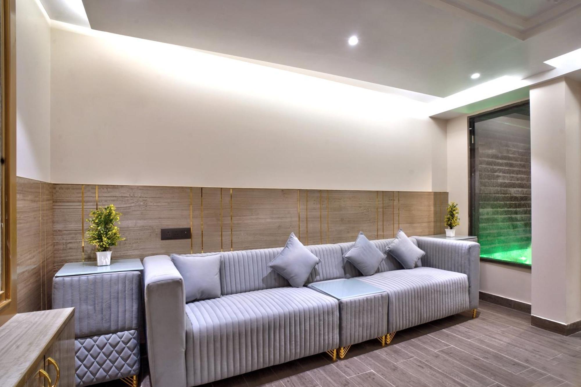 Newly Built Gold The Royal With Rooftop Restaurant - 2Mins Walk From New Delhi Rail Station & 5Mins From Connaught Place Bagian luar foto