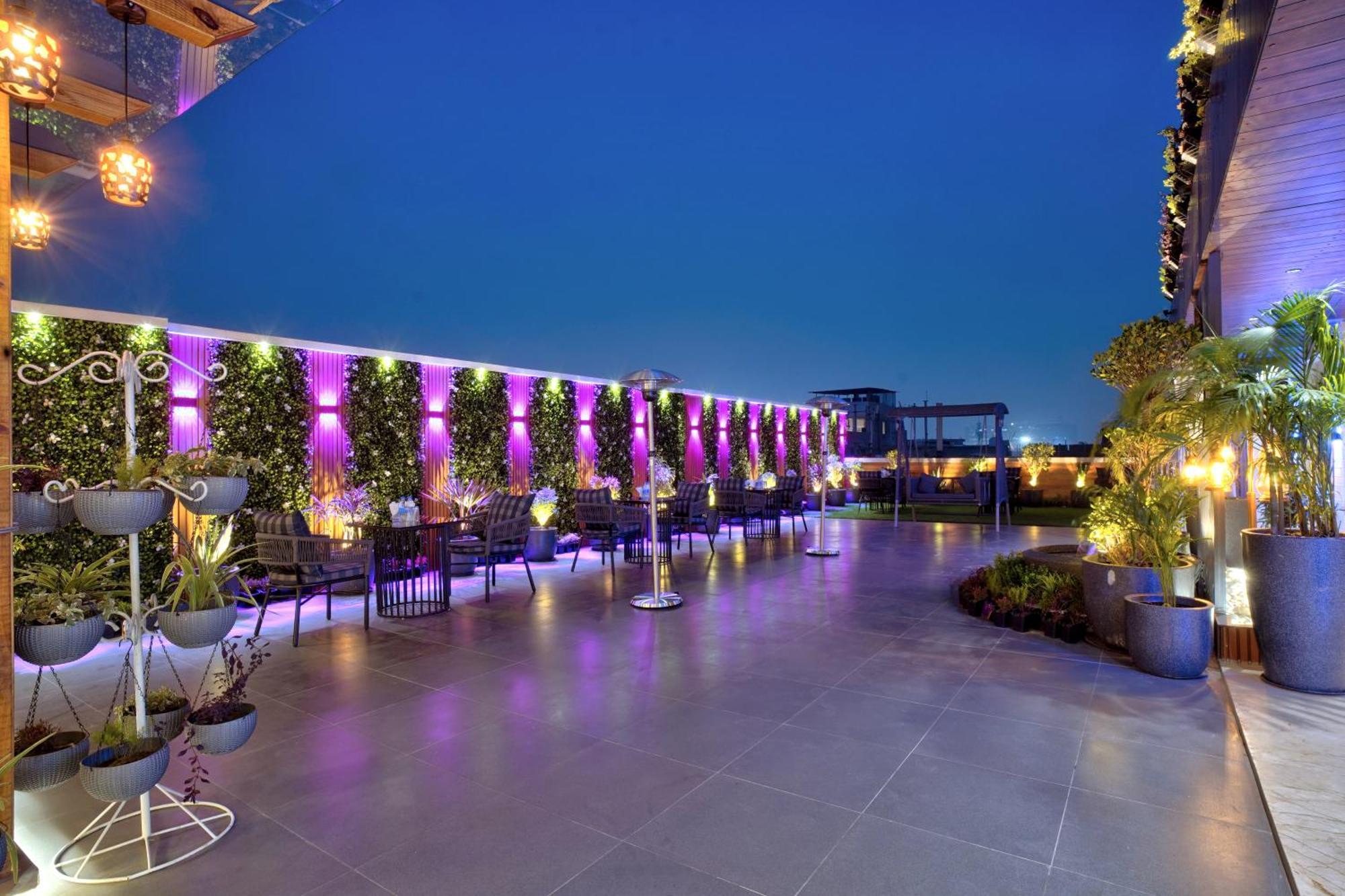 Newly Built Gold The Royal With Rooftop Restaurant - 2Mins Walk From New Delhi Rail Station & 5Mins From Connaught Place Bagian luar foto