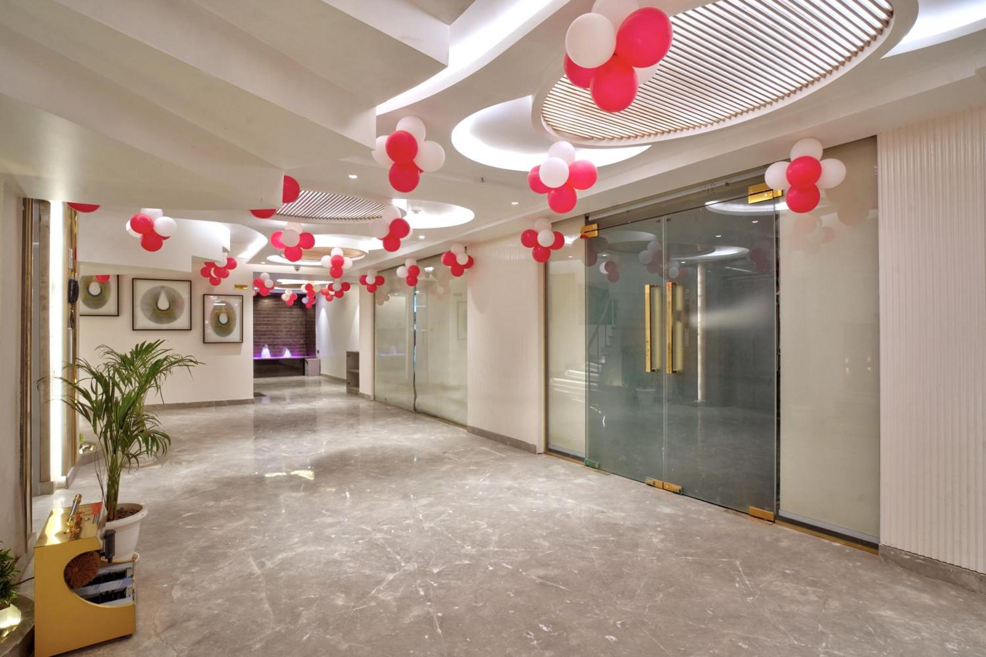 Newly Built Gold The Royal With Rooftop Restaurant - 2Mins Walk From New Delhi Rail Station & 5Mins From Connaught Place Bagian luar foto