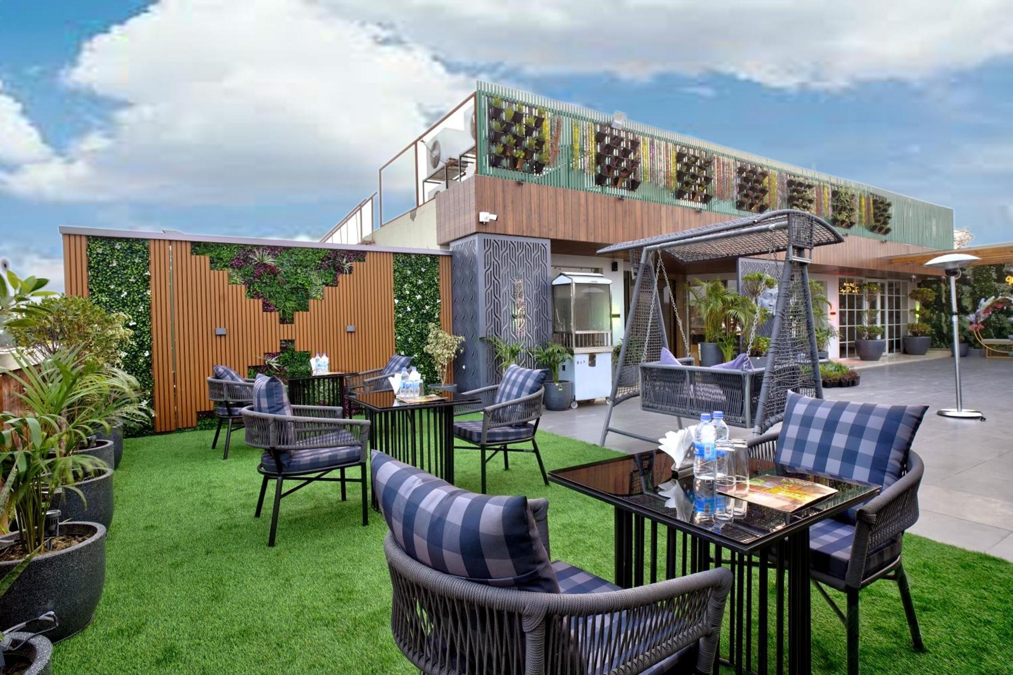 Newly Built Gold The Royal With Rooftop Restaurant - 2Mins Walk From New Delhi Rail Station & 5Mins From Connaught Place Bagian luar foto