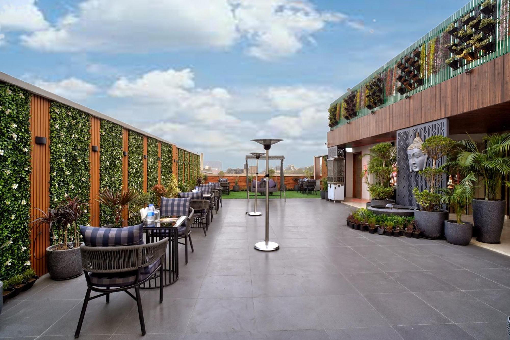 Newly Built Gold The Royal With Rooftop Restaurant - 2Mins Walk From New Delhi Rail Station & 5Mins From Connaught Place Bagian luar foto